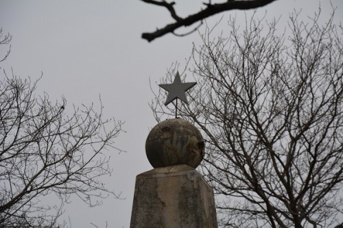 Новата петокрака на споменикот во Валандово